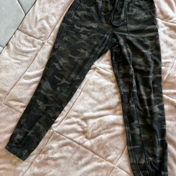 Athleta camo Farallon jogger athleisure pants size 4/medium - Picture 2 of 7